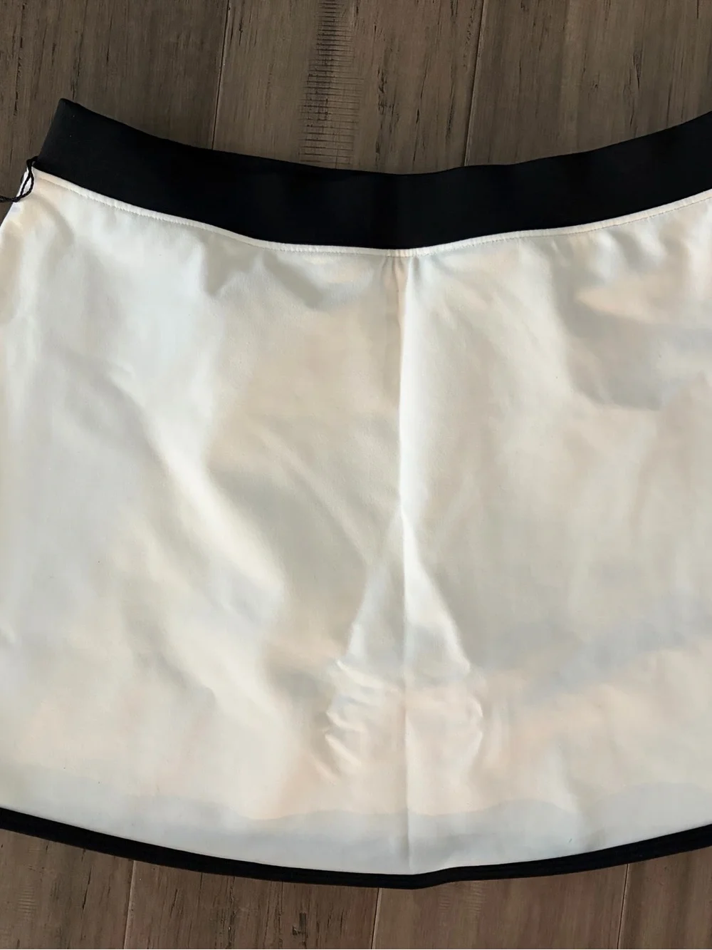Alo white with black trim “Airbrush Streamlined ” athletic skort/skirt - size M
